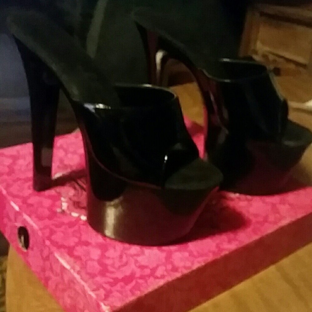 Shoes - Picture 4 of 5